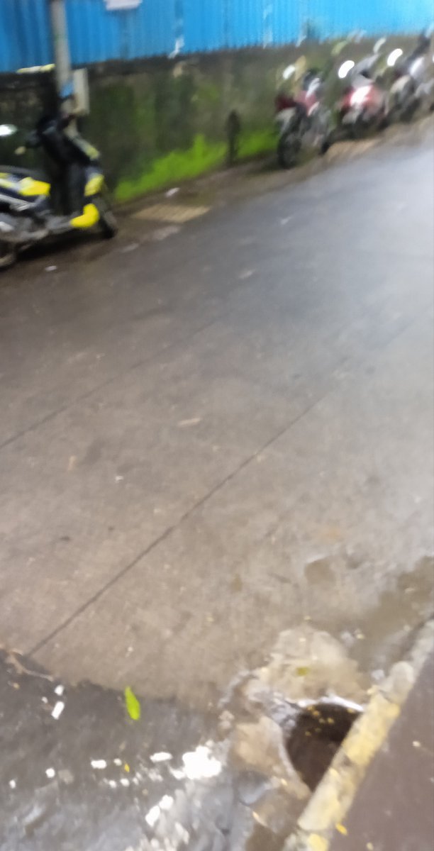 gufransyeed's tweet photo. Swami Vivekanand pridangand garden opposite and shankareswar apartment opposite  Rajasthan bhavan ,navjivan campus, navjivan lane, rani sati marg, malad East
@MTPHereToHelp 
@MumbaiPolice 
Many vehicle are standing blocking road or
 no parking area
Please take strict action. https://t.co/QwOLXNQqsb