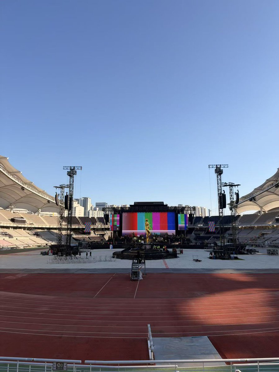 TheWeekndOnl's tweet photo. The Weeknd’s stage in Seoul is officially complete 🇰🇷 https://t.co/R1N22c8IQ4