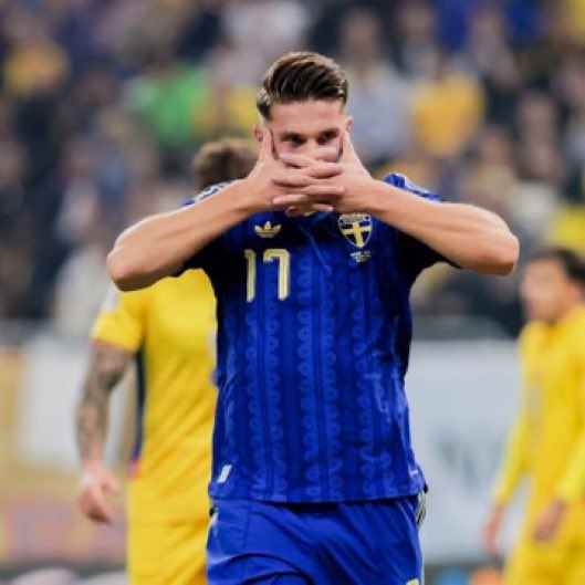 Zone_pitch's tweet photo. 🚨 𝗡𝗘𝗪: Viktor Gyokeres has scored in every game he has played with Sweden this season.

He has played 5 games with Arsenal this season but has NOT found the net once. ❌ https://t.co/8cEaZy9bA3