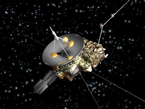 PatoAviador's tweet photo. Hoy se cumplen 36 años. El 6 de octubre de 1990, el transbordador espacial Discovery llevó al espacio a Ulysses, una misión conjunta de la NASA y la Agencia Espacial Europa (ESA).

Ulysses no era una sonda espacial más. El objetivo era observar el Sol desde arriba y desde abajo, algo que ninguna nave había hecho.

El problema es que la Tierra, los planetas y prácticamente todas las sondas interplanetarias se mueven aproximadamente sobre el mismo plano, la eclíptica. Cambiar drásticamente la inclinación de una nave mediante sus propios motores exige una cantidad enorme de energía.

La solución fue bastante ingeniosa. Para estudiar los polos del Sol, Ulysses primero tuvo que alejarse de nuestra estrella e ir hasta Júpiter.

En febrero de 1992 pasó junto al planeta gigante y utilizó su gravedad para modificar radicalmente la dirección de su trayectoria, saliendo del plano de la eclíptica. Quedó en una órbita alrededor del Sol inclinada unos 80° respecto al ecuador solar. De esa forma pudo pasar por primera vez sobre las regiones polares solares, sobre el polo sur en 1994 y sobre el norte en 1995. Después repetiría esos recorridos en sucesivos ciclos.

La misión resultó espectacularmente longeva. Estaba diseñada para cinco años, pero funcionó durante más de 18, hasta el 30 de junio de 2009. Completó casi tres órbitas alrededor del Sol y realizó seis pasos por sus regiones polares. 

Entre otras cosas, Ulysses proporcionó el primer mapa de la heliosfera desde el ecuador hasta los polos, estudió cómo cambia el viento solar con la latitud, midió partículas procedentes del espacio interestelar y permitió observar cómo se transforma el campo magnético solar a lo largo del ciclo de actividad. Incluso atravesó accidentalmente en 1996 la gigantesca cola del cometa Hyakutake, demostrando que las colas cometarias podían extenderse muchísimo más de lo que se pensaba. Pero, como diría Michael Ende, eso es otra historia….