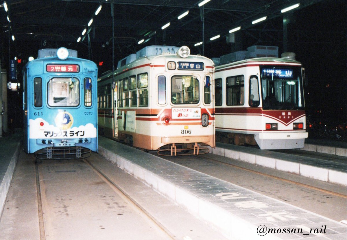 mossan_rail's tweet photo. 1996.12.28 鹿児島市交通局 鹿児島駅前停留場にて
前夜は天文館通付近のホテルに泊まり、朝６時に出発。
天文館通→鹿児島駅前→谷山→郡元→鹿児島駅前→西鹿児島駅前と朝８時半までに鹿児島市電を乗りつくした。
その後は特急つばめに乗って博多まで一直線。 https://t.co/w4vFa61fYW