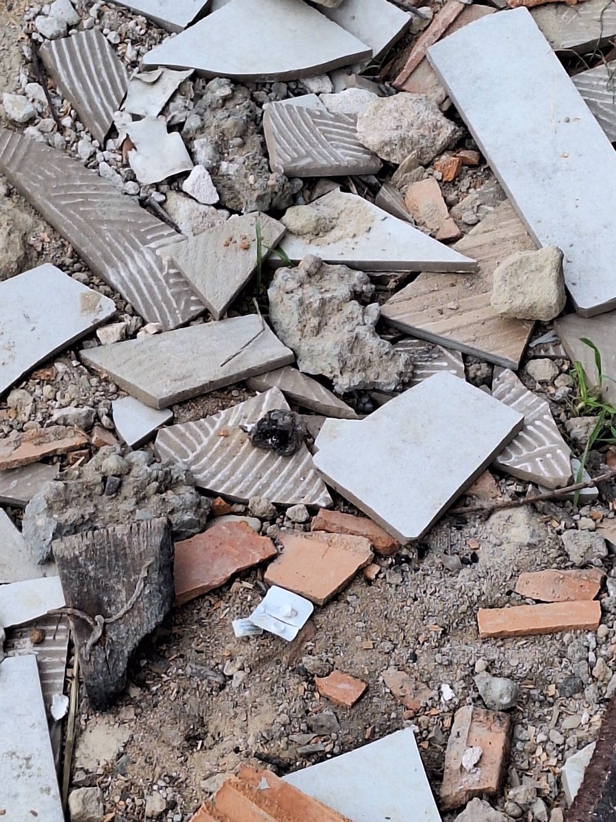 luv_m_isa's tweet photo. I am working construction again and I found fucking diazepam pill in the garbage 
It was perfectly fine and wasnt crushed https://t.co/DUqMQO3GG1