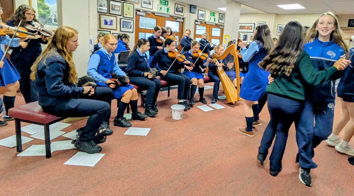 colaiste_muire's tweet photo. A massive thank you to our trad’ musicians, students &amp; teachers, for 3 fantastic sessions of music today, raising funds for Clare Haven House! 🎶 We were delighted to welcome retired colleague Colette Redington, a founding member of the charity. 💚 https://t.co/jYULj34qth