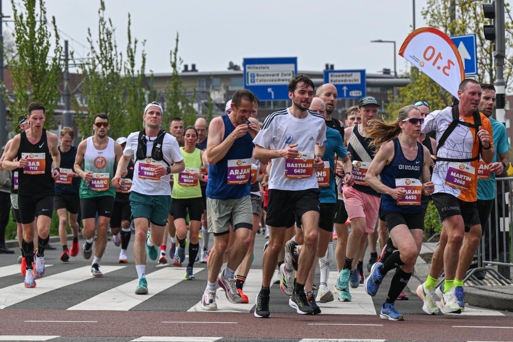 cpasdeslol_X's tweet photo. 🚨🇳🇱 INSOLITE | En ARRÊT MALADIE, un salarié a pourtant couru le marathon de Rotterdam en 3h27.

Son employeur, qui avait même engagé des détectives privés pour le suivre, l’a licencié sur-le-champ.

La justice néerlandaise a finalement jugé le licenciement injustifié : courir un marathon ne suffisait pas à démontrer qu’il était apte à reprendre son travail. L’entreprise devra lui verser plus de 60 000 € d’indemnités. (La Dépêche)