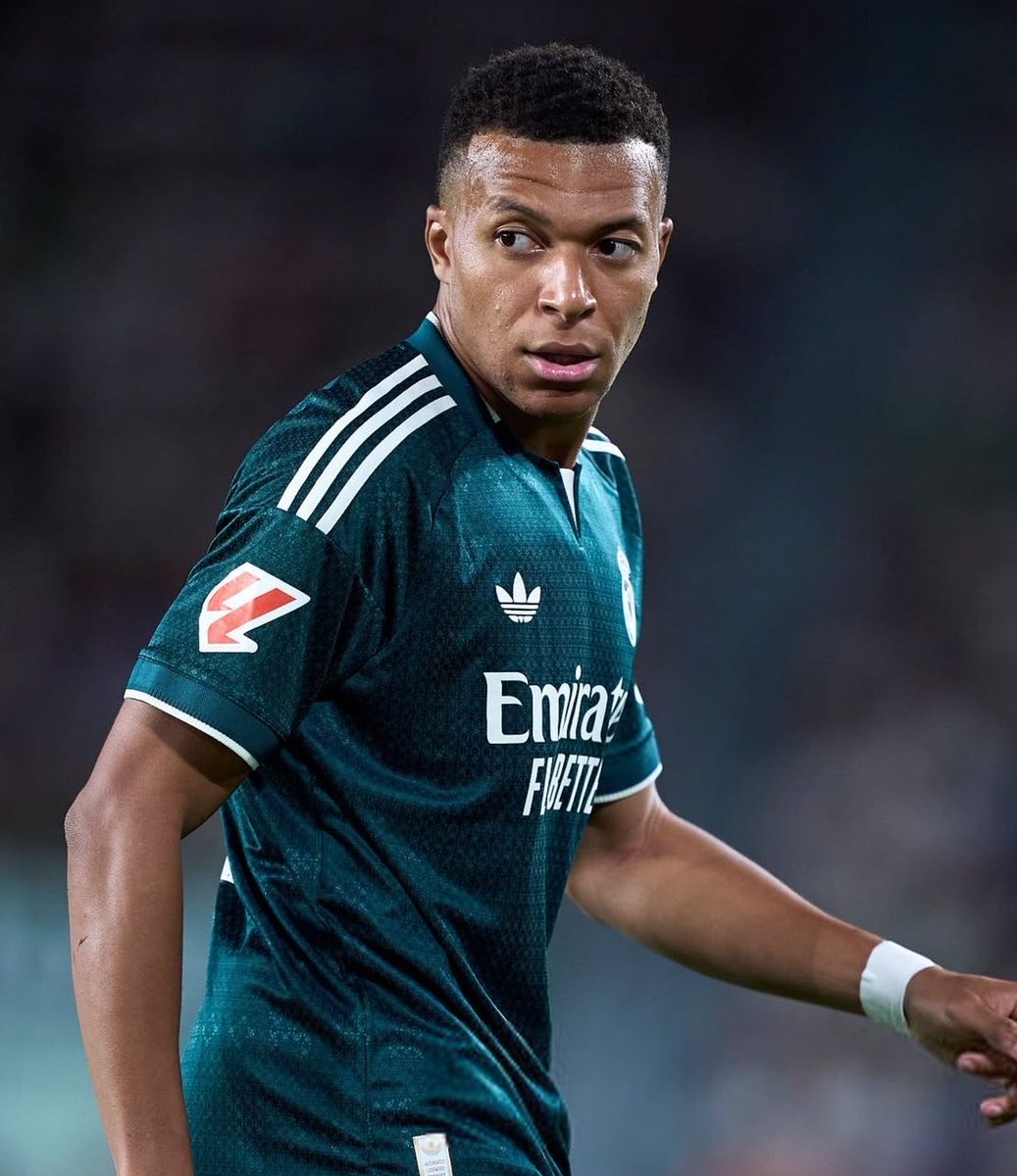 madridistahoy's tweet photo. 💣 En el Real Madrid empiezan a estar HARTOS de Mbappé. 

👀 Crecen las voces muy CRÍTICAS con el comportamiento del francés y consideran que algunas de sus últimas decisiones responden únicamente a sus propios intereses.

‼️ La bicicleta durante su recuperación, la polémica de Ceuta, su postura con los árbitros o su gestión de los problemas físicos han terminado por generar un importante MALESTAR INTERNO.

ℹ️ @IvanMartinCu vía @okdiario
