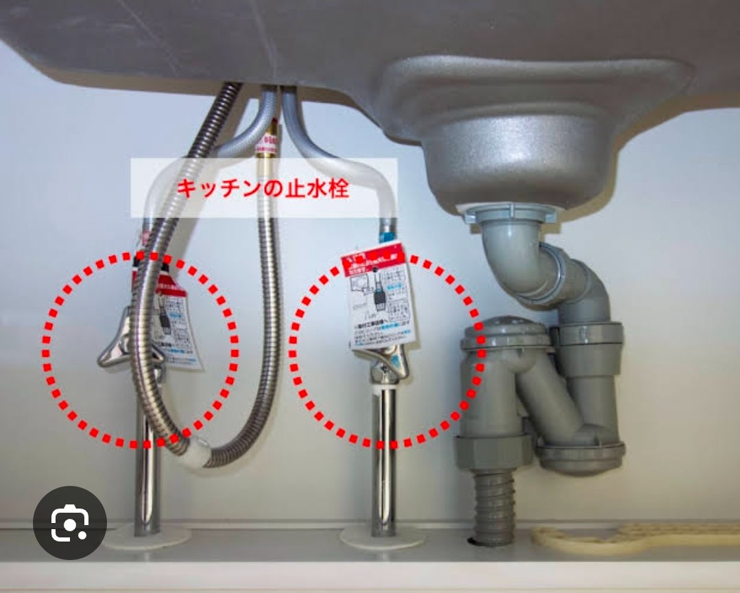 358superman's tweet photo. 🚰 水道代、まず「止水栓」を見てください

🉐️水道代を少しでも節約したいなら、
新しい節水グッズを買う前に、家の止水栓を確認してみてください。

🈁️実は、台所や洗面所の下には
蛇口への水の量を調整できる「止水栓」があります。

下の写真のような部分です👇

🔧 台所
シンク下の蛇口につながっている配管の途中にあります。

🔧 洗面所
洗面台の収納扉を開けると、蛇口につながる配管の途中にあります。

ここを少しだけ閉めて、水量を調整することで、蛇口から出る最大の水量を抑えられます。😊

例えば、

「水を出すと勢いが強すぎる」
「手洗いや洗い物のたびにジャージャー出してしまう」

そんな場合は、止水栓を少し絞ってみるのも一つの方法です。

ただし、閉めれば閉めるほど節約できるわけではありません。

使いにくくならない程度に少しずつ調整して、
「これくらいなら十分」という水量にするのがポイントです☝️

⚠️ 注意点
止水栓は水を完全に止めるためだけのものではなく、水量調整にも使います。
無理に回したり、固いものを工具で無理やり動かしたりするのは避けてください。

そして大事なのは、
止水栓を絞っただけで水道料金が必ず○円下がる、というものではありません。

実際の節約効果は、使う水量や家族構成、地域の水道料金などによって変わります。

🔴「節水＝何かを買わなきゃ」

ではありません。

まずは🏘️家の中にある
止水栓をちょっと確認する👀❗

これだけなら、今日からできます😊

水道屋からの小さな節水豆知識でした🚰

台所・洗面所の止水栓、家で見たことありますか？