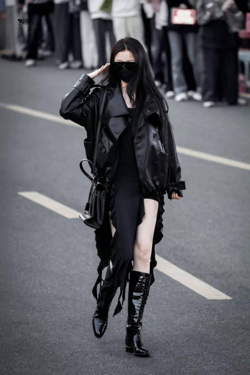 nianxiangsi's tweet photo. 061026 | #长生骨 filming day 99

Yu Shuxin has arrived at the makeup hotel! That black outfit with the leather jacket and boots looks so good on her 🖤

© Rigel·参宿七丨虞书欣

#YuShuxin #虞书欣 #念相思 #LoveInTheShell https://t.co/akkI0cIB67