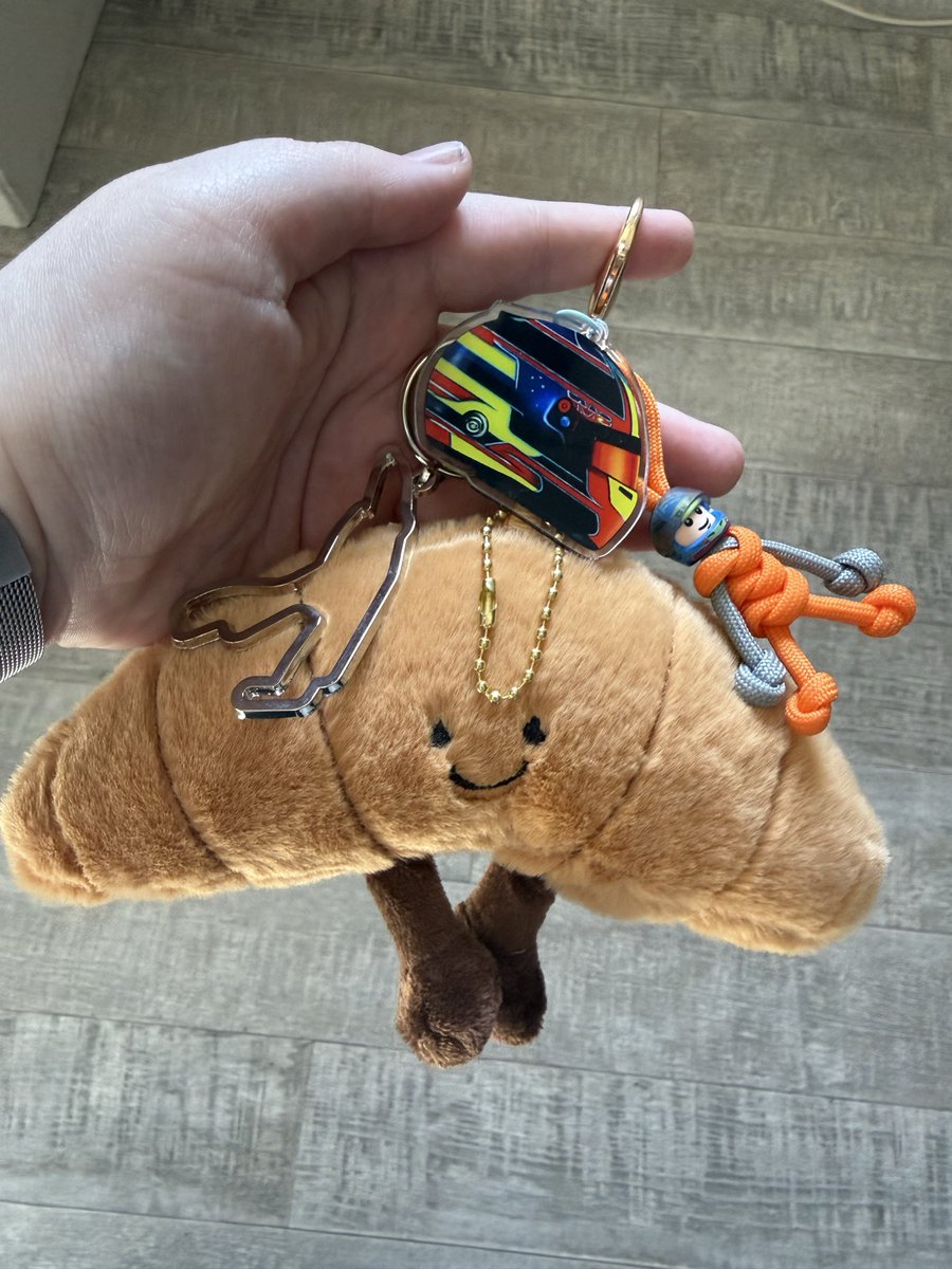 Titine8123's tweet photo. My keychain is so 🥹

Any ideas of what I could add? https://t.co/gBXnaHrUeX