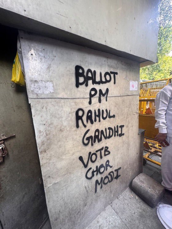 reshma_alam7's tweet photo. On the wall of election commission of India in Delhi ! https://t.co/3oOvZPYrAm