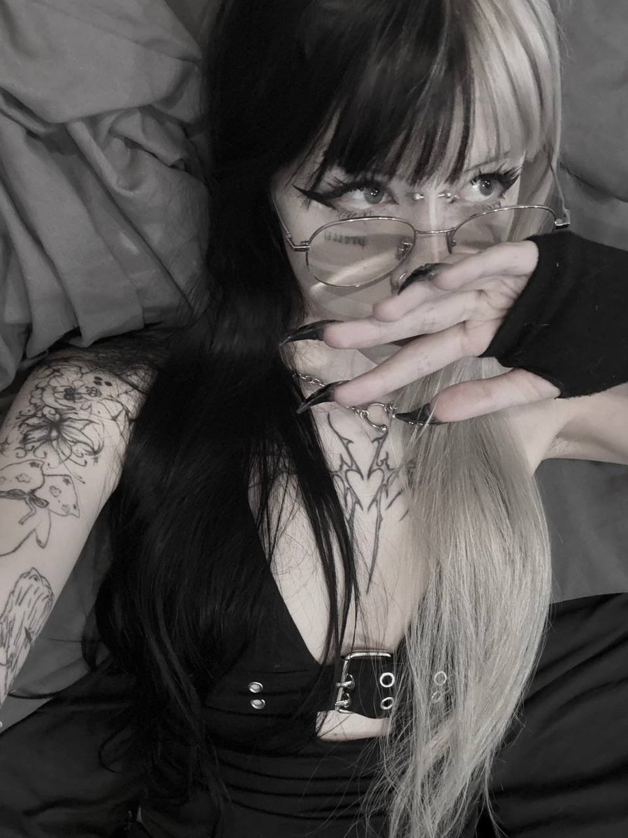 Goddessofsubb's tweet photo. Tu sais très bien qu’elle est le seul moyen d’avoir accès à moi. https://t.co/KY565kX9bn