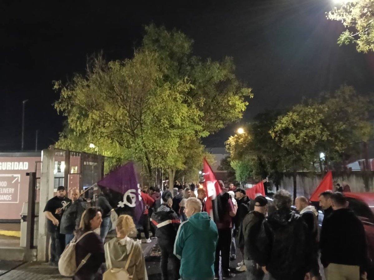 CGT's tweet photo. Huelga en la fábrica de @telepizza_es en Daganzo por el despido de 90 empleadxs. https://t.co/gly7ndIXdG