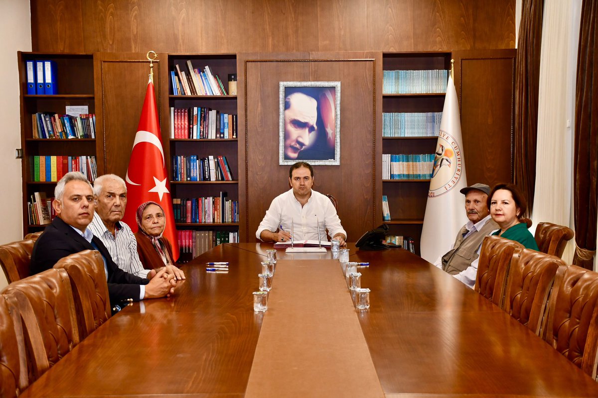 SilifkeArGe's tweet photo. OĞUZ TOKER AÇIK HAVA SINIFI İÇİN PROTOKOL İMZALANDI

Silifke Zübeyde Hanım Anaokulu bünyesinde öğrencilerin doğayla iç içe, daha nitelikli ve eğlenceli bir ortamda eğitim almalarını sağlamak amacıyla oluşturulacak “Oğuz TOKER Açık Hava Sınıfı” için protokol imzalandı.

Eğitime gönül veren hayırsever Hüsnü TOKER’in katkılarıyla hayata geçirilecek proje kapsamında, okul bahçesinde öğrencilerin açık havada öğrenme süreçlerini destekleyecek, sosyal ve kültürel gelişimlerine katkı sağlayacak bir eğitim alanı oluşturulacak.

Protokol imza törenine Silifke Kaymakamı Sayın Eyüp FIRAT, İlçe Millî Eğitim Müdürümüz Sayın Fevzi Kültiğin EROĞLU, hayırsever Hüsnü TOKER ve Silifke Zübeyde Hanım Anaokulu Müdürü Aydan AKKAYA katıldı.

İmza töreninde, okul öncesi eğitimin niteliğinin artırılması ve öğrencilerin farklı öğrenme ortamlarıyla buluşturulmasının önemine vurgu yapıldı.

Silifke İlçe Millî Eğitim Müdürlüğü olarak eğitime sunduğu değerli katkılarından dolayı hayırsever Hüsnü TOKER’e teşekkür ediyor, Oğuz TOKER Açık Hava Sınıfı’nın öğrencilerimize, okulumuza ve eğitim camiamıza hayırlı olmasını diliyoruz.
@MersinMEM @Muhammed0744 @kltiinerolu