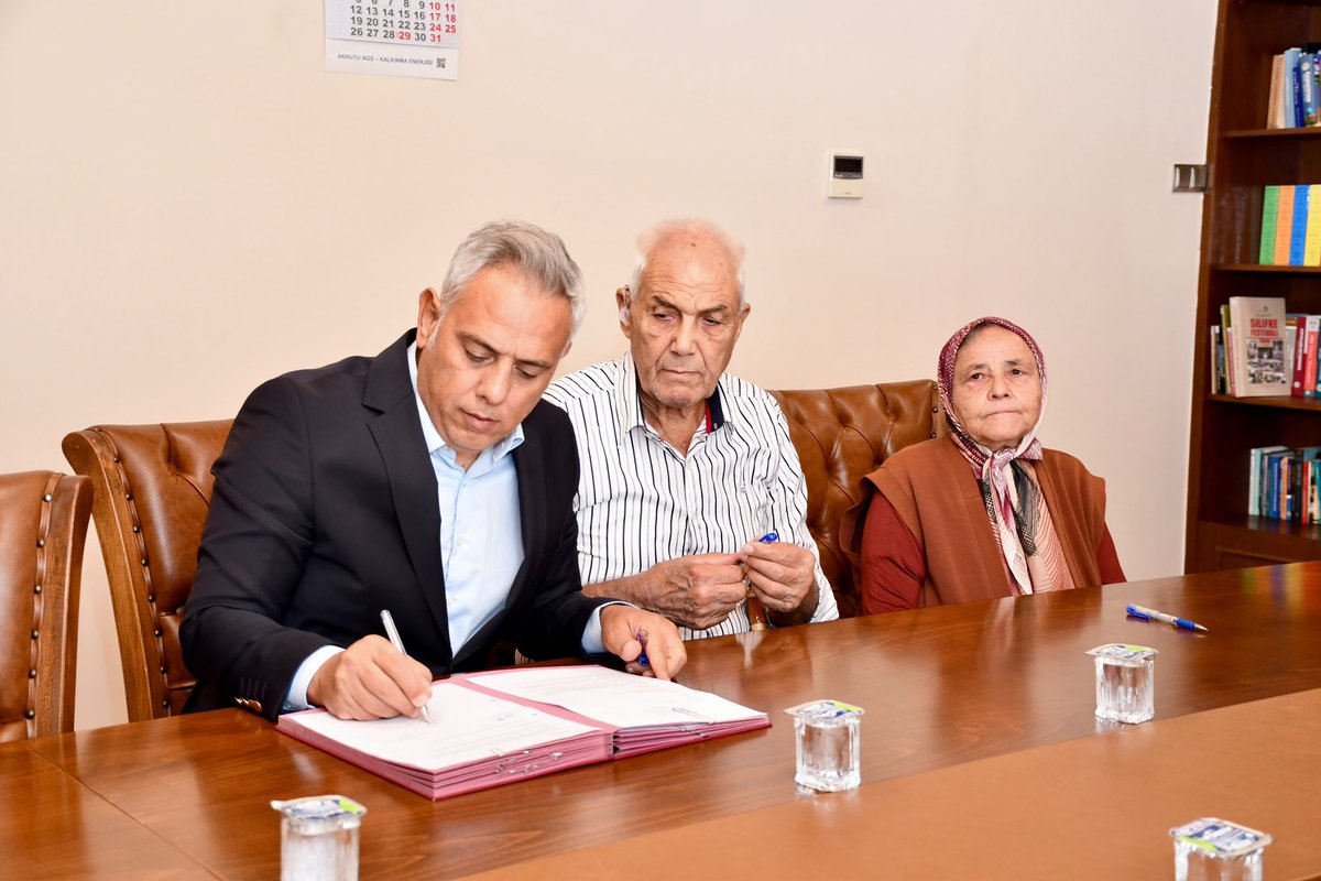 SilifkeArGe's tweet photo. OĞUZ TOKER AÇIK HAVA SINIFI İÇİN PROTOKOL İMZALANDI

Silifke Zübeyde Hanım Anaokulu bünyesinde öğrencilerin doğayla iç içe, daha nitelikli ve eğlenceli bir ortamda eğitim almalarını sağlamak amacıyla oluşturulacak “Oğuz TOKER Açık Hava Sınıfı” için protokol imzalandı.

Eğitime gönül veren hayırsever Hüsnü TOKER’in katkılarıyla hayata geçirilecek proje kapsamında, okul bahçesinde öğrencilerin açık havada öğrenme süreçlerini destekleyecek, sosyal ve kültürel gelişimlerine katkı sağlayacak bir eğitim alanı oluşturulacak.

Protokol imza törenine Silifke Kaymakamı Sayın Eyüp FIRAT, İlçe Millî Eğitim Müdürümüz Sayın Fevzi Kültiğin EROĞLU, hayırsever Hüsnü TOKER ve Silifke Zübeyde Hanım Anaokulu Müdürü Aydan AKKAYA katıldı.

İmza töreninde, okul öncesi eğitimin niteliğinin artırılması ve öğrencilerin farklı öğrenme ortamlarıyla buluşturulmasının önemine vurgu yapıldı.

Silifke İlçe Millî Eğitim Müdürlüğü olarak eğitime sunduğu değerli katkılarından dolayı hayırsever Hüsnü TOKER’e teşekkür ediyor, Oğuz TOKER Açık Hava Sınıfı’nın öğrencilerimize, okulumuza ve eğitim camiamıza hayırlı olmasını diliyoruz.
@MersinMEM @Muhammed0744 @kltiinerolu