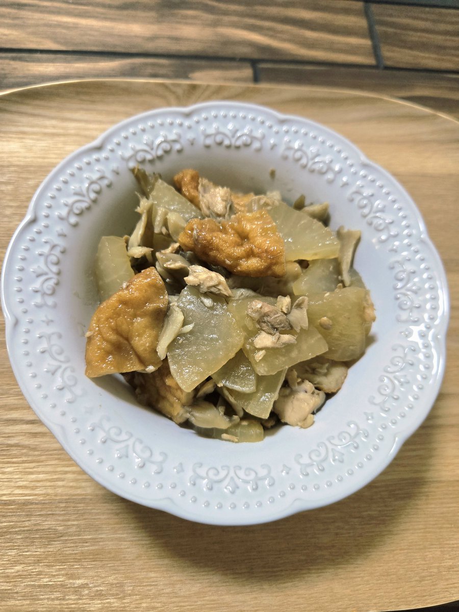 kuromoto_note's tweet photo. 大根とさつま揚げ煮を作った。
ツナと舞茸も入れて、めんつゆで煮るだけ。
茶色いし地味だけどご飯が進む味でおいしい🍚
結局こうゆうおかずが好き。

#おうちごはん
#節約 https://t.co/2A9TCqVK2z