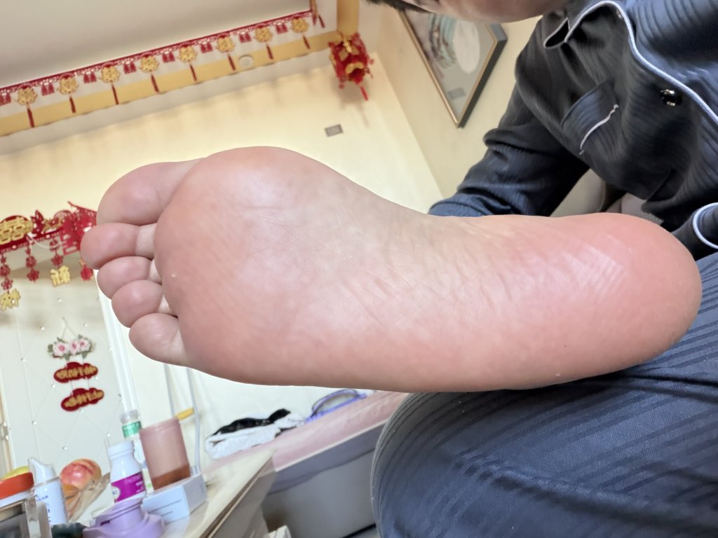 Evildoer1144's tweet photo. 白袜光脚二选一 https://t.co/GXP4F9Kik2