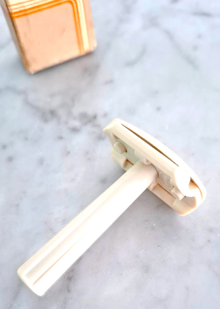 ValRubylane's tweet photo. NYMPH LADY SHAVING RAZOR white SET in Travel box with new blade Original England 1950s
https://t.co/rSR9mLbeTD
FREE SHIPPING with tracking number! ON SALE Now!
Come visit us: VALANDIASHOP @RubyLane Or click on the link above
#razor #nymph #shaving #nymphrazor #travelrazor https://t.co/GMgqO7Oy1T