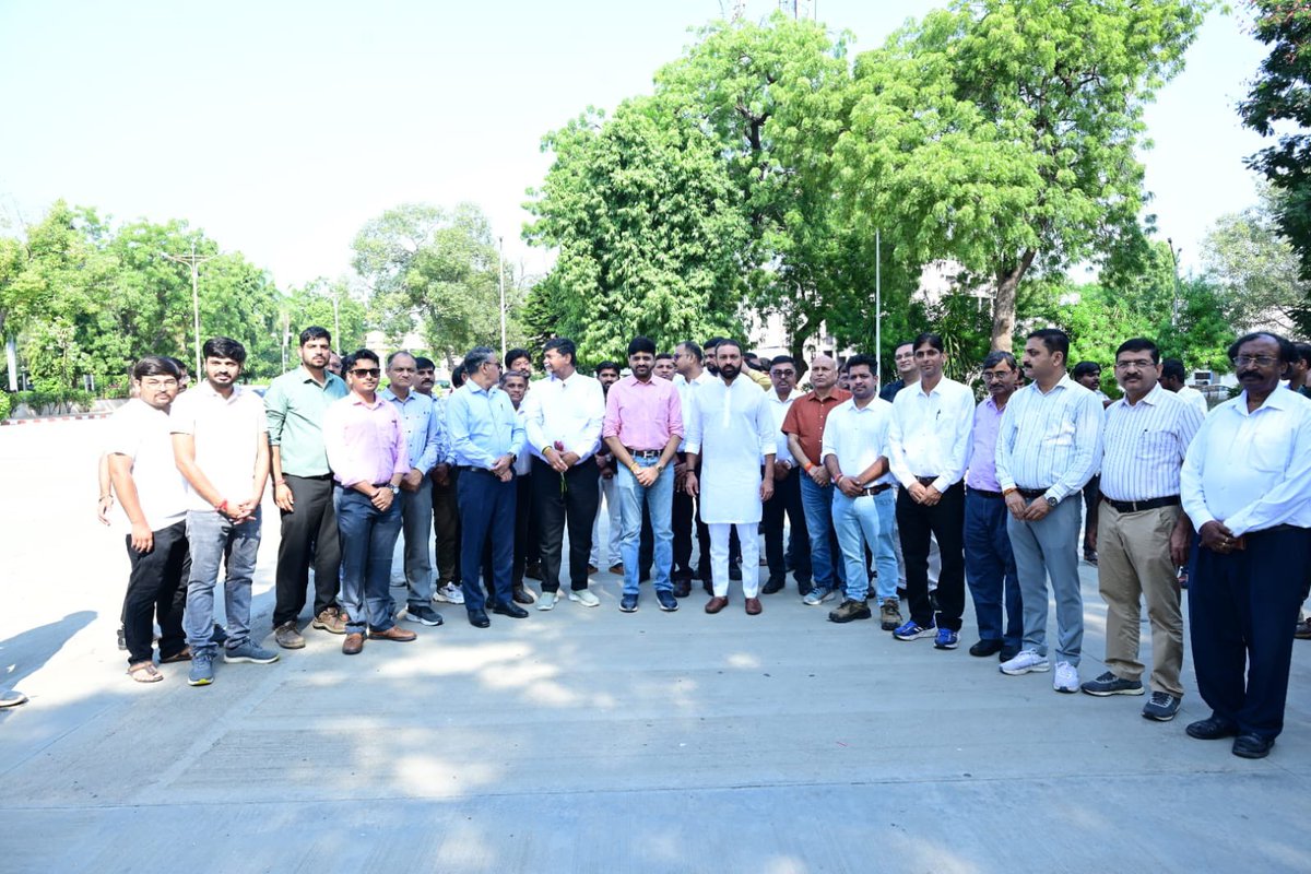 pksingh_iffco's tweet photo. इफको के महाप्रबंधकगण, कर्मचारी यूनियन एवं ऑफिसर्स एसोसिएशन के अध्यक्ष व सचिव, वरिष्ठ अधिकारी, कर्मचारी, श्रमिक तथा वरिष्ठ नागरिकों ने अतिथियों का स्वागत किया और रक्तदान, सहयोग एवं प्रेरणा के माध्यम से इस महादान अभियान में उत्साहपूर्वक सहभागिता निभाई।

सेवानुरागी श्री दिनेश व्यास एवं रेड क्रॉस की समर्पित चिकित्सा टीम का सराहनीय सहयोग के लिए हार्दिक आभार। उपस्थित लोगों ने रक्तदान करने तथा इस महादान में सक्रिय भागीदारी की शपथ ली।

सभी 54 रक्तदाताओं, नन्हे बच्चों और आयोजन टीम को हृदय से नमन! 🙏

आइए, रक्तदान को जीवन का सेवा-संकल्प बनाएँ—हमारा छोटा-सा योगदान किसी के लिए एक नया कल बन सकता है।