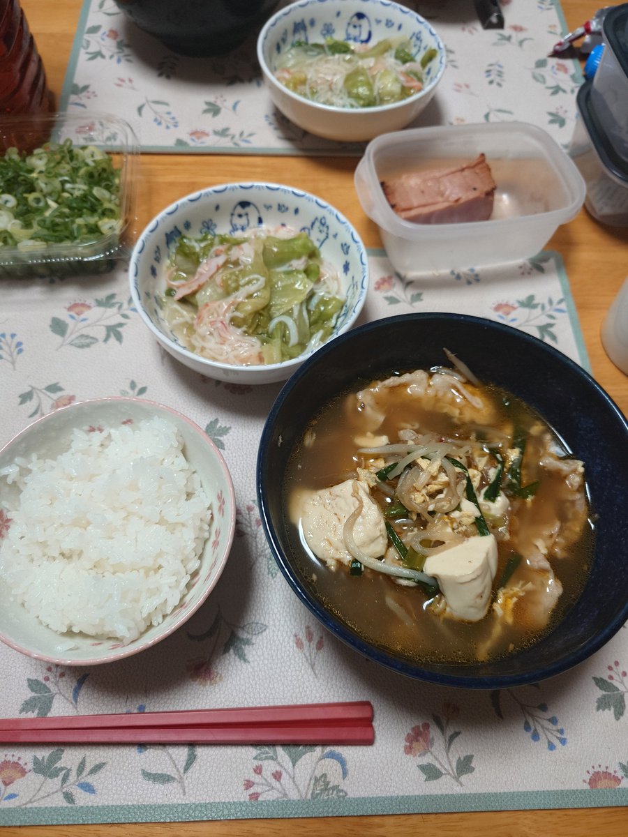 sp61y's tweet photo. 今日は、山本ゆり神ありがとうございますご飯(笑)です。ユッケジャン風豚と豆腐のもやしスープに、レタスとカニカマのとろとろ中華風✨️
夫が寒がりなのであったまるメニューにしました！ https://t.co/mQJnm32gJi