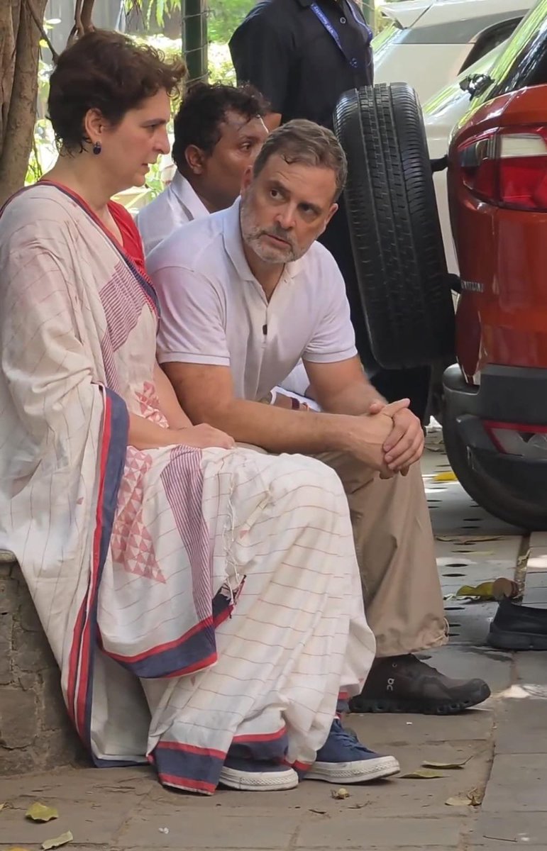 JaikyYadav16's tweet photo. इन तस्वीरों को देखकर मैं भावुक हो गया।☹️

वास्तव में इस देश में जननायक एक ही है वो हैं राहुल गांधी जी।🔥

राहुल गांधी जी चाहते तो मस्त AC में बैठकर मजे कर रहे होते लेकिन उन्होंने संघर्ष चुना है।

ये तस्वीरें आज की हैं जब राहुल गांधी और उनकी बहन प्रियंका गांधी ज्ञानेश कुमार के इस्तीफे को लेकर धरने पर बैठे थे।

ज्ञानेश कुमार का इस्तीफ़ा हो न हो लेकिन इस देश की जनता को राहुल गांधी का संघर्ष नहीं भूलना चाहिए।