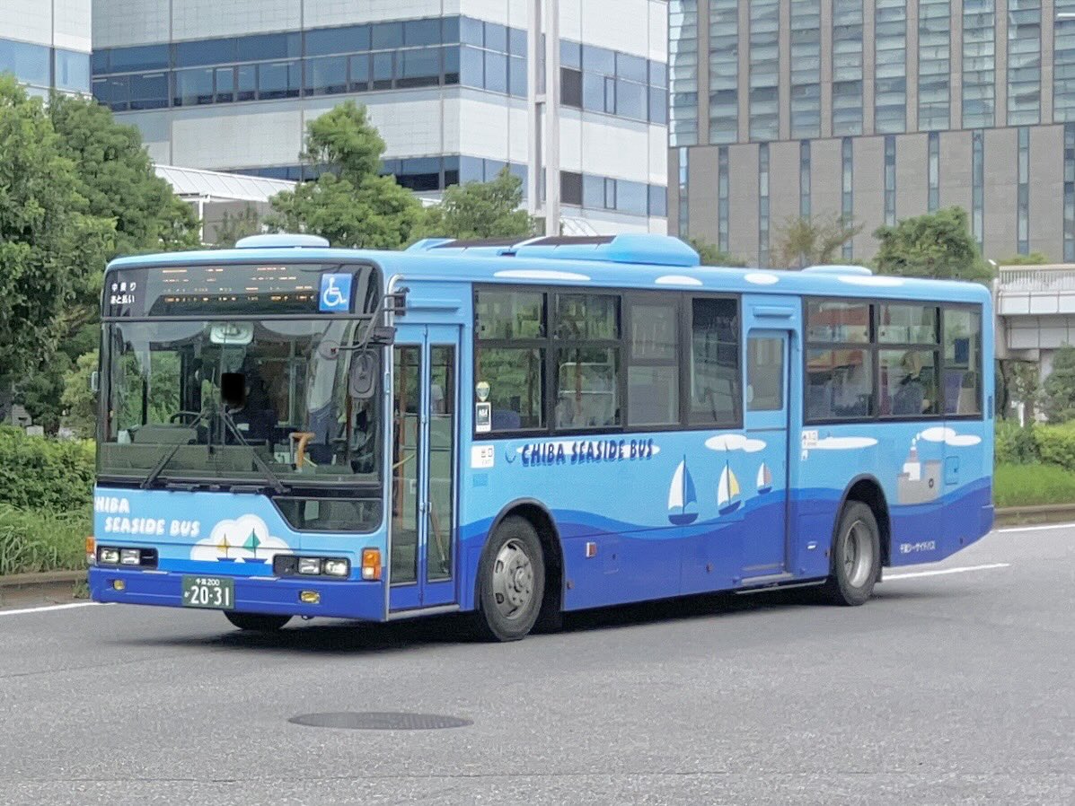 9p2zrsoQf2kiOa8's tweet photo. 千葉シーサイドバス
三菱エアロスターワンステップ
PKG-MP35UP
2008年製
2031号車
三菱エアロスターワンステップ
PJ-MP35JP
2006年製
2756号車
2026.10.6
どちらも特定輸送から路線に。
PKG-2031はグループでも2030号車と2台のみの生え抜き車。
2756は、元東洋バス1571
シーサイドカラーが路線に。 https://t.co/M7lDSKHH8N