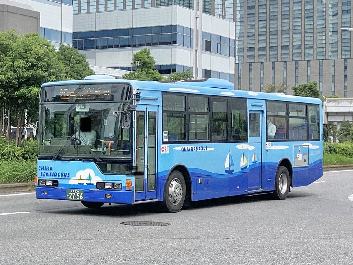 9p2zrsoQf2kiOa8's tweet photo. 千葉シーサイドバス
三菱エアロスターワンステップ
PKG-MP35UP
2008年製
2031号車
三菱エアロスターワンステップ
PJ-MP35JP
2006年製
2756号車
2026.10.6
どちらも特定輸送から路線に。
PKG-2031はグループでも2030号車と2台のみの生え抜き車。
2756は、元東洋バス1571
シーサイドカラーが路線に。 https://t.co/M7lDSKHH8N