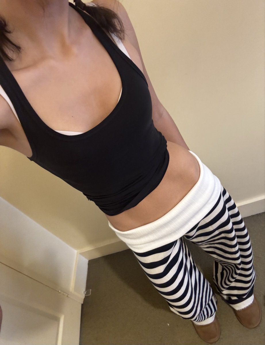marsmonkey__'s tweet photo. ootd. made the pants so obviously i had to wear them out 🦓 https://t.co/uFzBOat6L8