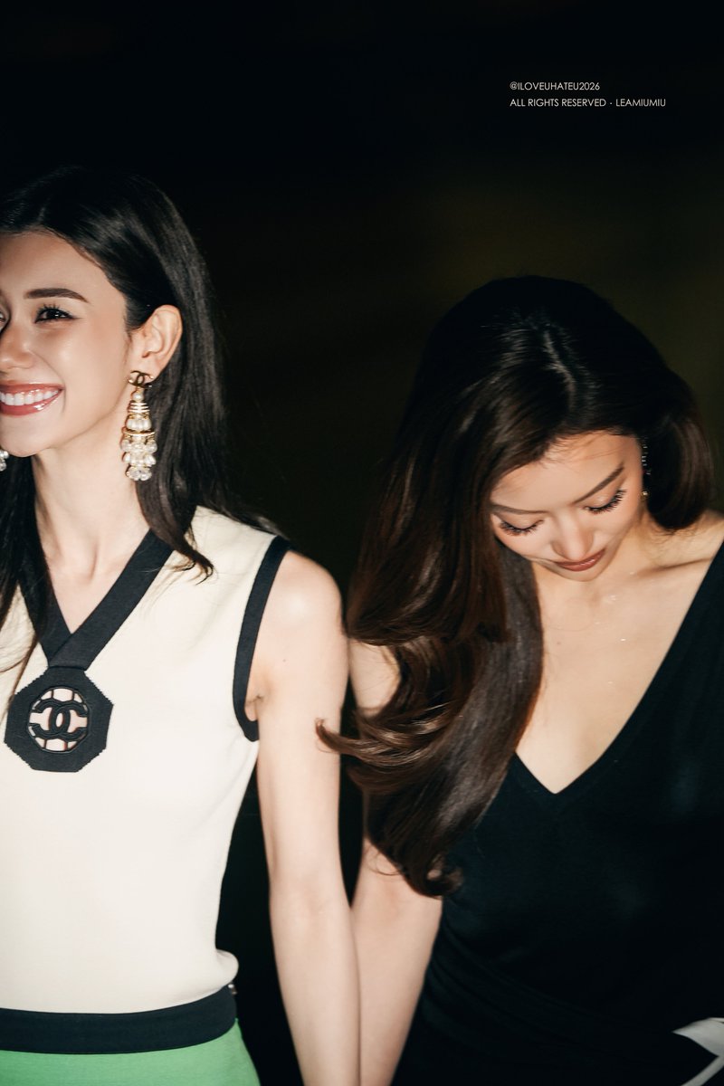ILOVEUHATEU2026's tweet photo. 261006

#CHANELSS27xLenaMiu
#LalinaLena @lena__lorena
#MiuNatsha @miunatshaa​
#CHANELSpringSummer 
#CHANEL #PFW @CHANEL https://t.co/FTcLeyyTug