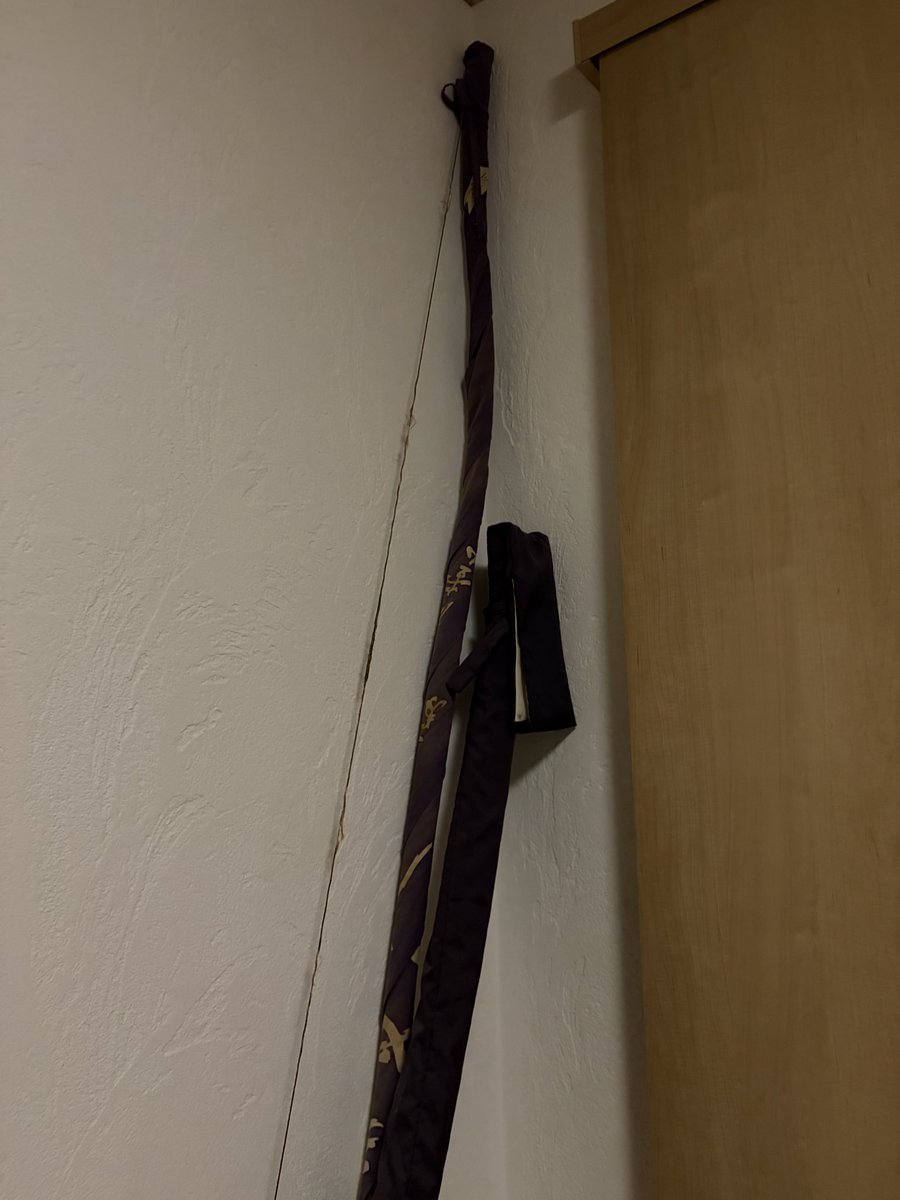rim_joy25's tweet photo. LARPで弓が盛り上がってますが、斜め立てでも天井に届くガチ和弓。
軽く引くだけでLARP矢をいい感じの勢いで放てそう…なんですが、今年十三回忌を迎えるじいちゃんの生前のさらにボケる前から弦が張りっぱなし。弦は弦巻に予備がある(使えれば)のですが、本体の状態が不明なので引くのが怖い https://t.co/EJLxHM32Kj