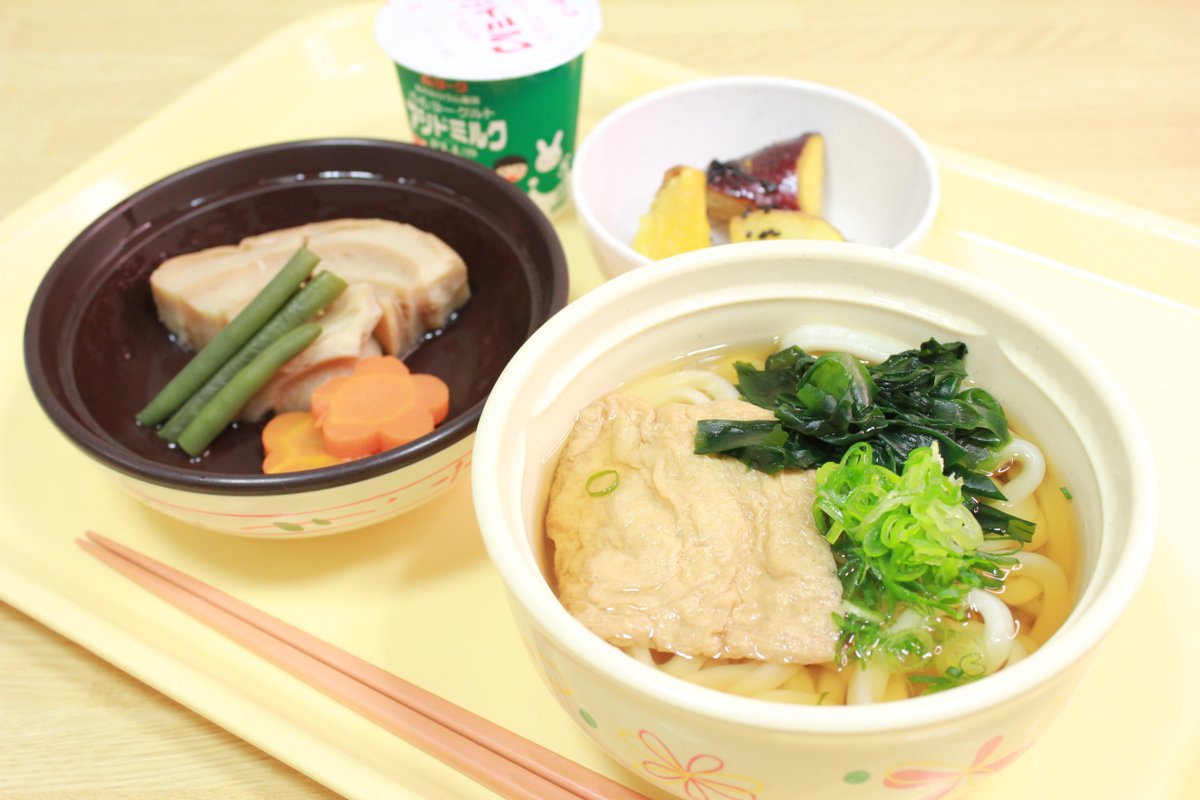 advengohan's tweet photo. 🍎+。・
＊きつねうどん
＊車麩と人参の煮物
＊大学芋
＊果物
＊アシドミルク
#管理栄養士 #菜食 #ベジタリアン #vegetarian #卵乳菜食 #アドベンごはん #病院食 #グルテンミート #塩分控えめでおいしい #神戸アドベンチスト病院　#Kobeadventisthospital https://t.co/zCFFo3NDGG