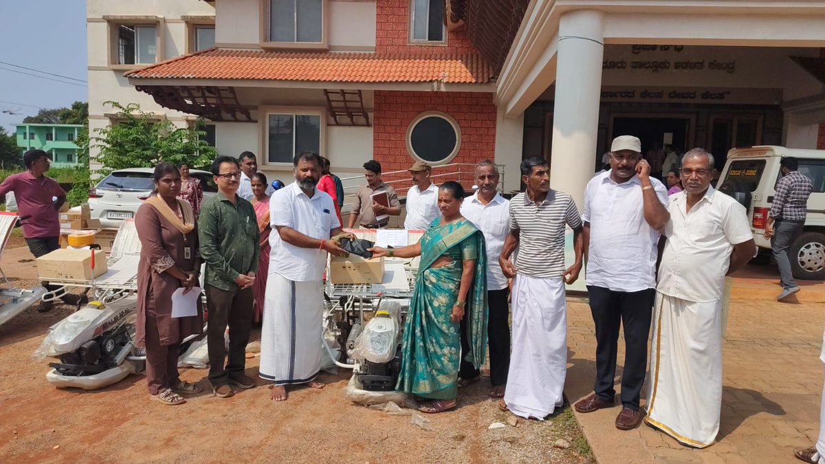 gantihole's tweet photo. ಕೃಷಿ ಇಲಾಖೆ ವತಿಯಿಂದ ನೀಡಲಾಗುವ ವಿವಿಧ ಸವಲತ್ತುಗಳನ್ನು ಬೈಂದೂರು ತಾಲೂಕು ಕಚೇರಿಯಲ್ಲಿ ಇಂದು ಫಲಾನುಭವಿಗಳಿಗೆ ವಿತರಿಸಲಾಯಿತು.
#Agriculture #SamruddhaByndoor #BJPByndoor #GururajGantihole #BestMLA #PeoplesMLA https://t.co/IHk8LP5AFy
