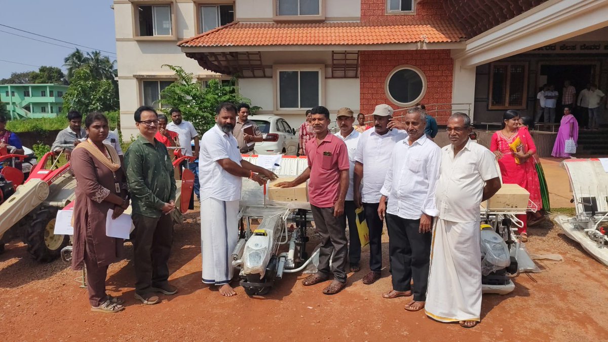 gantihole's tweet photo. ಕೃಷಿ ಇಲಾಖೆ ವತಿಯಿಂದ ನೀಡಲಾಗುವ ವಿವಿಧ ಸವಲತ್ತುಗಳನ್ನು ಬೈಂದೂರು ತಾಲೂಕು ಕಚೇರಿಯಲ್ಲಿ ಇಂದು ಫಲಾನುಭವಿಗಳಿಗೆ ವಿತರಿಸಲಾಯಿತು.
#Agriculture #SamruddhaByndoor #BJPByndoor #GururajGantihole #BestMLA #PeoplesMLA https://t.co/IHk8LP5AFy