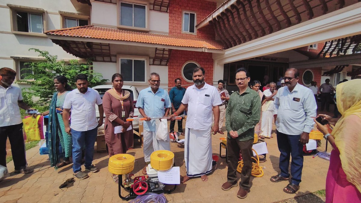gantihole's tweet photo. ಕೃಷಿ ಇಲಾಖೆ ವತಿಯಿಂದ ನೀಡಲಾಗುವ ವಿವಿಧ ಸವಲತ್ತುಗಳನ್ನು ಬೈಂದೂರು ತಾಲೂಕು ಕಚೇರಿಯಲ್ಲಿ ಇಂದು ಫಲಾನುಭವಿಗಳಿಗೆ ವಿತರಿಸಲಾಯಿತು.
#Agriculture #SamruddhaByndoor #BJPByndoor #GururajGantihole #BestMLA #PeoplesMLA https://t.co/IHk8LP5AFy