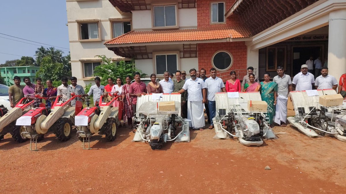 gantihole's tweet photo. ಕೃಷಿ ಇಲಾಖೆ ವತಿಯಿಂದ ನೀಡಲಾಗುವ ವಿವಿಧ ಸವಲತ್ತುಗಳನ್ನು ಬೈಂದೂರು ತಾಲೂಕು ಕಚೇರಿಯಲ್ಲಿ ಇಂದು ಫಲಾನುಭವಿಗಳಿಗೆ ವಿತರಿಸಲಾಯಿತು.
#Agriculture #SamruddhaByndoor #BJPByndoor #GururajGantihole #BestMLA #PeoplesMLA https://t.co/IHk8LP5AFy