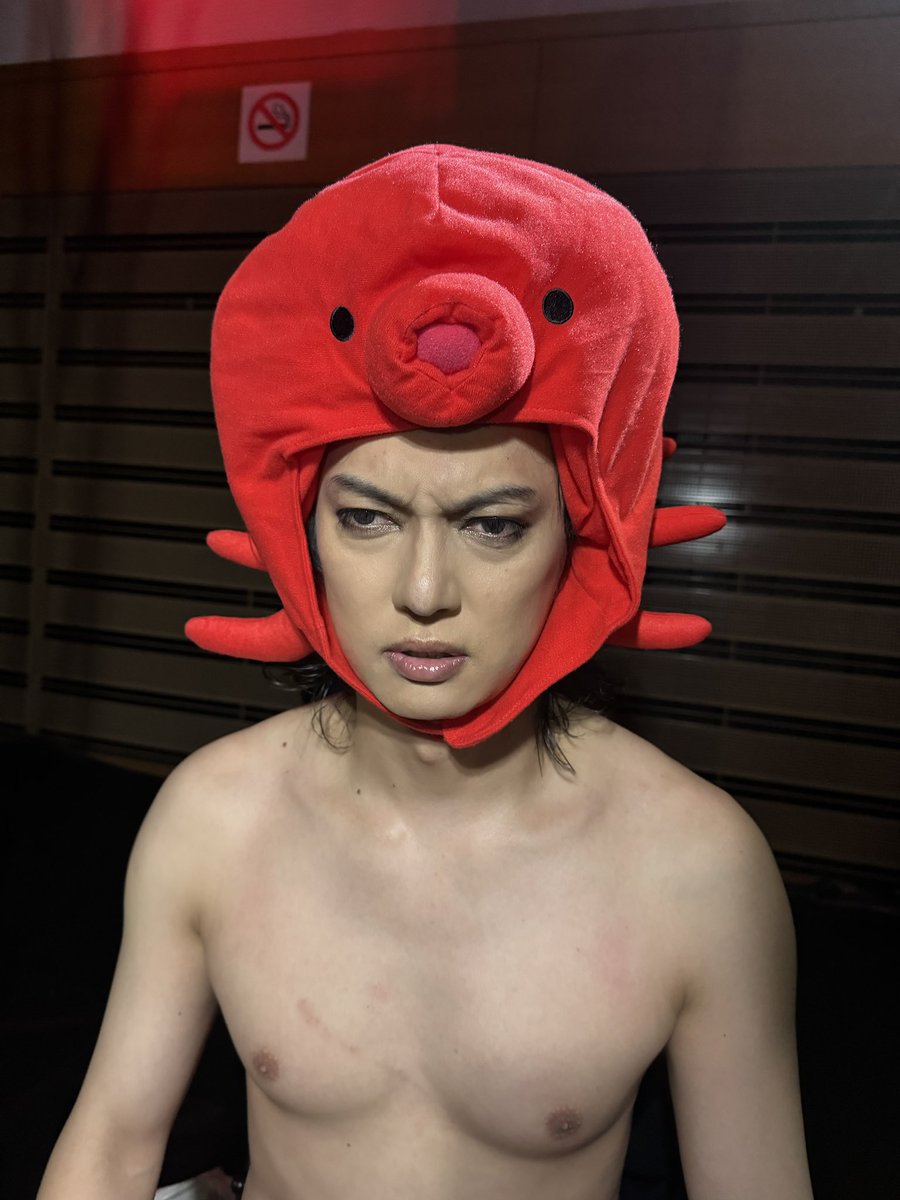 kyanyutakastaff's tweet photo. ゴールデンボンバーファンクラブ限定ライブツアー2026〜超厄年祭〜

大阪にて、ライブの早着替え中にタコの被り物を被らされている喜矢武豊🐙

#喜矢武豊 #喜矢武豊被り物シリーズ https://t.co/nwmb41EXOH