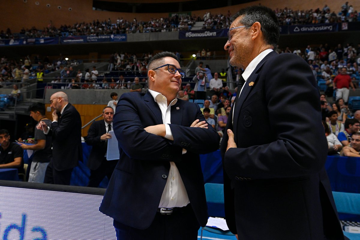 basketlover's tweet photo. Qué placer ver el buen rollo entre dos referentes del baloncesto español ❤️

Epi 🤝Pedro

@RMBaloncesto | @OBRADOIROCAB | #LigaEndesa https://t.co/VnRkyI5RRs