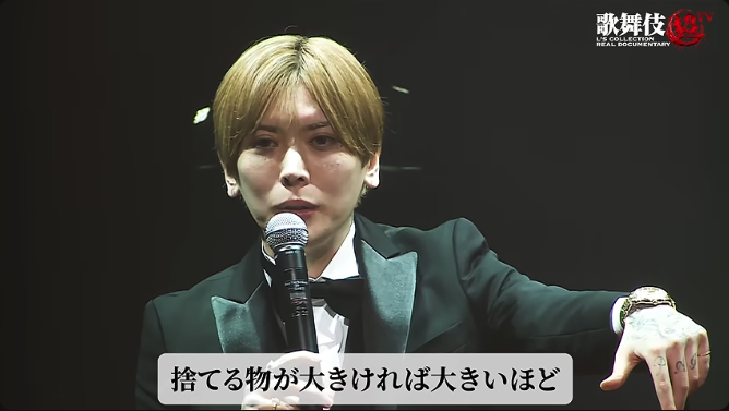 Nokin616's tweet photo. 1700人の前で、宣言した。
本気 湊さんの魂のスピーチを紐解く。

▼本気 湊さんの3つの転換点
・北海道→ミスト時代：「ホスト始めて初めて金に苦労した」
・軍神こと心湊一希との出会い：「夢は弱いやつが持つ」という考えが変わった
・エルコレクラシック初登壇：2年前に全てを捨てて上京した理由がここだった

▼スピーチで語った言葉
・「今日だけいいや。1回だけならいいや。俺はそれを全部勝ったから今ここにいれてんだと思います」
・「捨てるものが大きければ大きいほど、得ようとするものをもっと強く思えるんだよね」

「俺はずっと日の当たらないとこで
根を伸ばし続けて、
スポットライトが当たった時に
絶対そのバトンは逃さないと
必死に走り続けてる。」

【まとめ】

「ここまでなれると思わなかった。
でも逆に信じてはいた。」
 信じ続けた2年間が、1700人の前で報われた瞬間だった。