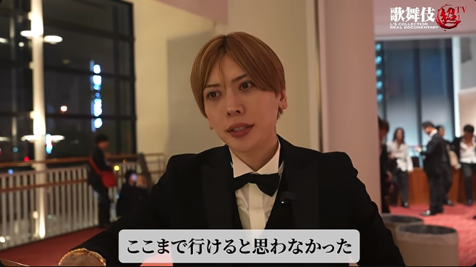 Nokin616's tweet photo. 1700人の前で、宣言した。
本気 湊さんの魂のスピーチを紐解く。

▼本気 湊さんの3つの転換点
・北海道→ミスト時代：「ホスト始めて初めて金に苦労した」
・軍神こと心湊一希との出会い：「夢は弱いやつが持つ」という考えが変わった
・エルコレクラシック初登壇：2年前に全てを捨てて上京した理由がここだった

▼スピーチで語った言葉
・「今日だけいいや。1回だけならいいや。俺はそれを全部勝ったから今ここにいれてんだと思います」
・「捨てるものが大きければ大きいほど、得ようとするものをもっと強く思えるんだよね」

「俺はずっと日の当たらないとこで
根を伸ばし続けて、
スポットライトが当たった時に
絶対そのバトンは逃さないと
必死に走り続けてる。」

【まとめ】

「ここまでなれると思わなかった。
でも逆に信じてはいた。」
 信じ続けた2年間が、1700人の前で報われた瞬間だった。
