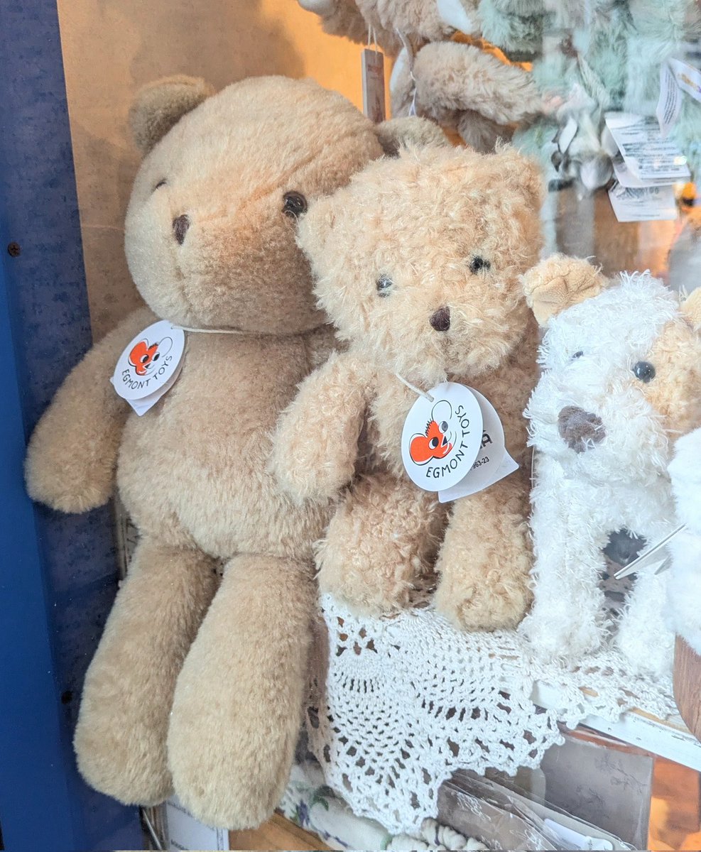 zakka_musette's tweet photo. ベルギー【Egmont Toys】のぬいぐるみ

すっかりお馴染みの
『クマのモリス』

通常の取り扱いは
Sサイズとサイズ ですが

・中間サイズのぬいぐるみ🧸
と
・ピンクのペーパートランク
・着せ替えのお洋服
カーディガン/パンツ/ビブ/ワンピース
・木製の大きめ哺乳瓶
がセットになった
『Morisette』も販売中。

ラスト1セットとなっています。
¥8800→30％OFF・¥6160