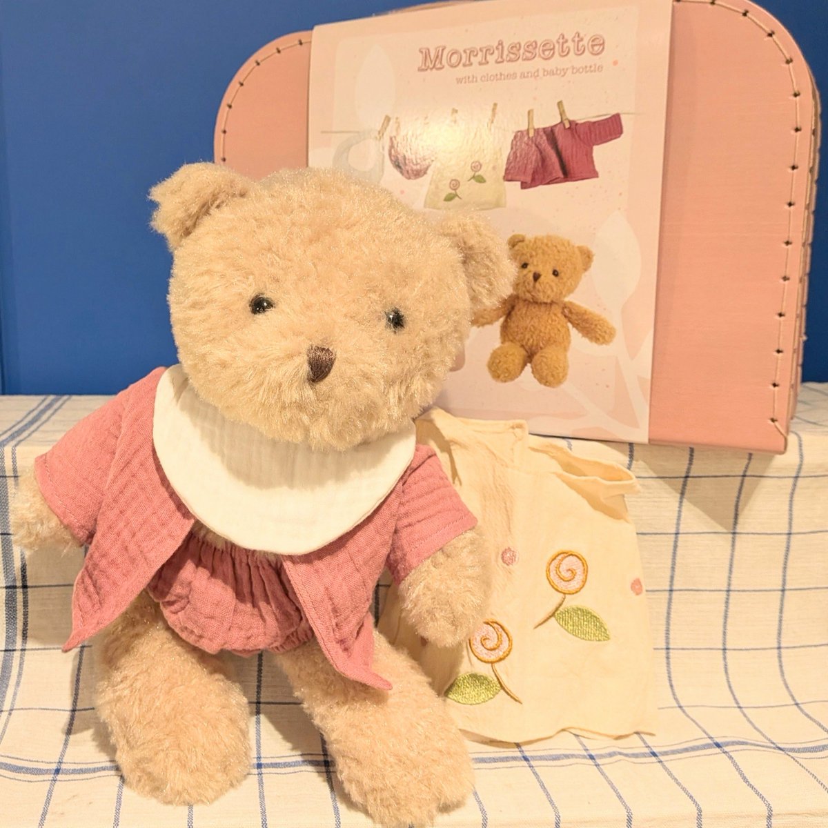 zakka_musette's tweet photo. ベルギー【Egmont Toys】のぬいぐるみ

すっかりお馴染みの
『クマのモリス』

通常の取り扱いは
Sサイズとサイズ ですが

・中間サイズのぬいぐるみ🧸
と
・ピンクのペーパートランク
・着せ替えのお洋服
カーディガン/パンツ/ビブ/ワンピース
・木製の大きめ哺乳瓶
がセットになった
『Morisette』も販売中。

ラスト1セットとなっています。
¥8800→30％OFF・¥6160