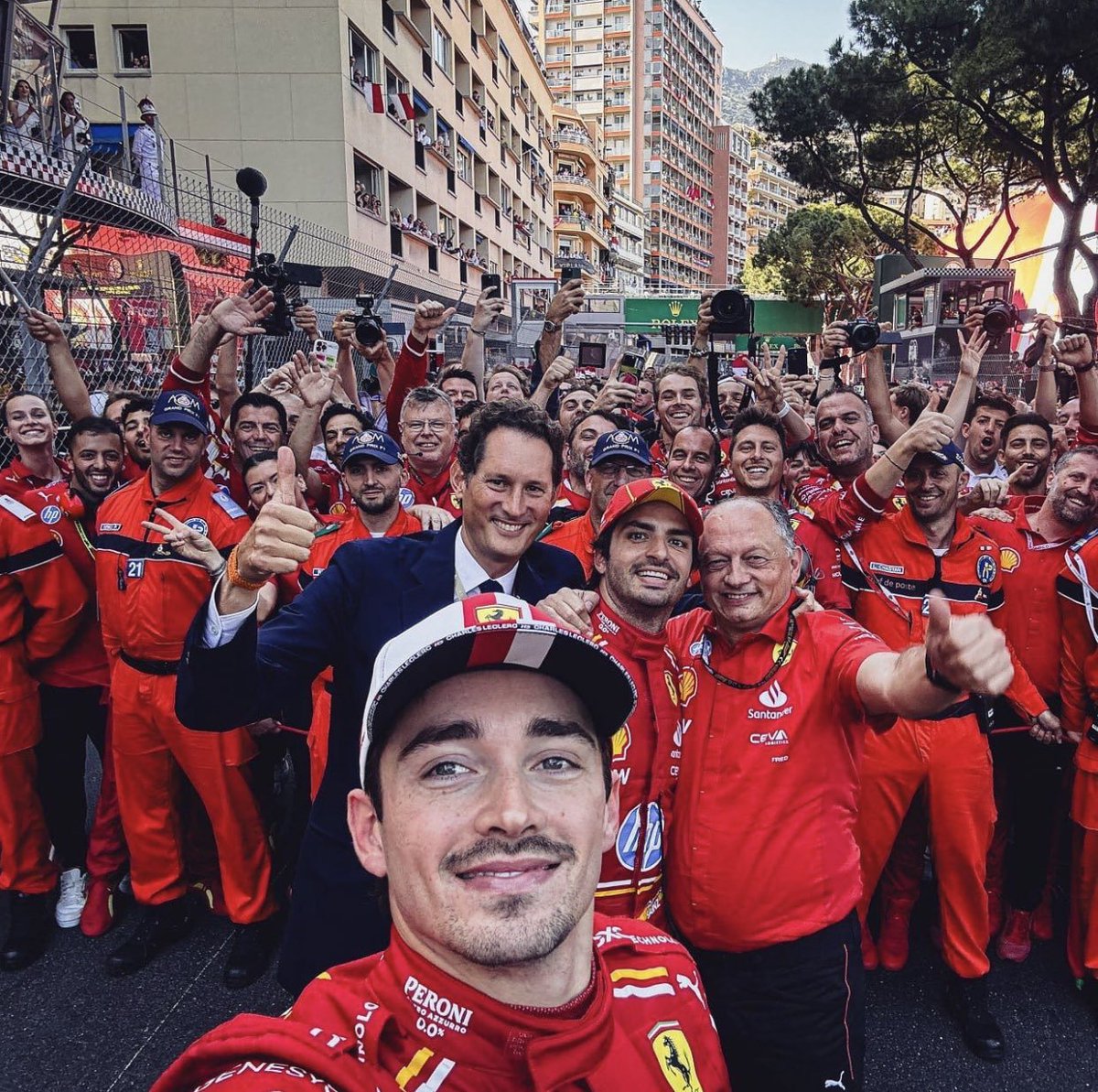 lecle16c's tweet photo. que saudade das selfies do charles pós vitória https://t.co/sFbC68e12s