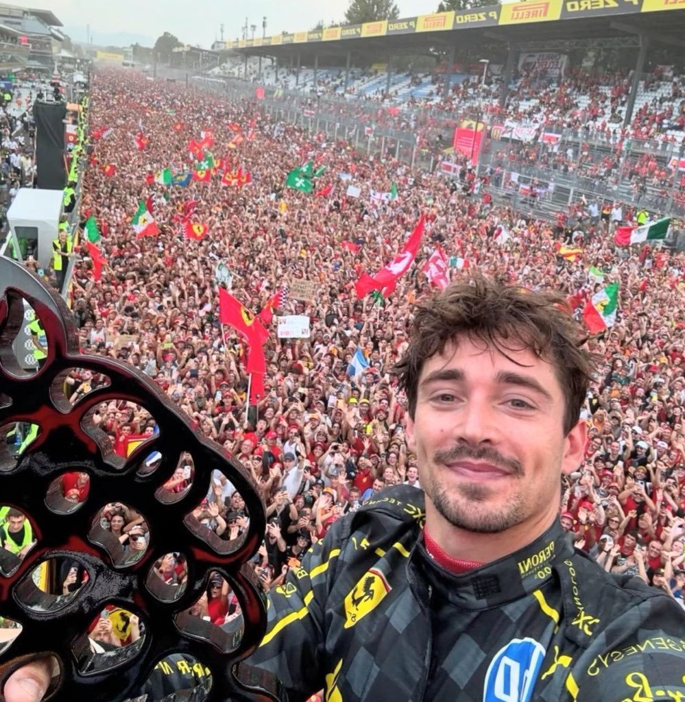 lecle16c's tweet photo. que saudade das selfies do charles pós vitória https://t.co/sFbC68e12s