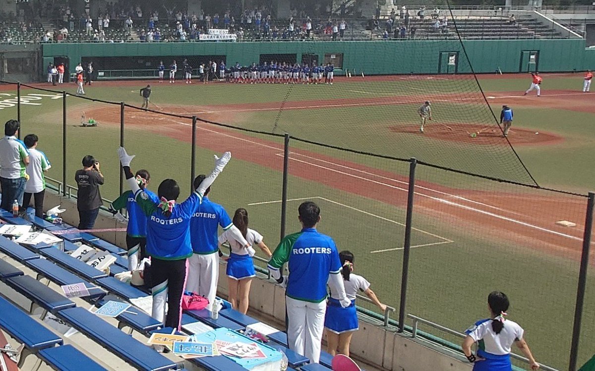 shakaijin_base's tweet photo. 「フレー！フレー！日産！」
今季で廃部のセガサミー野球部が日本選手権関東代表決定戦で日産自動車に敗退。活動を終える応援団ルーターズが敗戦後に日産へエールを送った。
日産の応援団もエール交換し、表彰式を終えた選手は並んでエールに礼を返した。
セガサミーの最後を再起した日産が見届けた。 https://t.co/SDt6vcXjtf