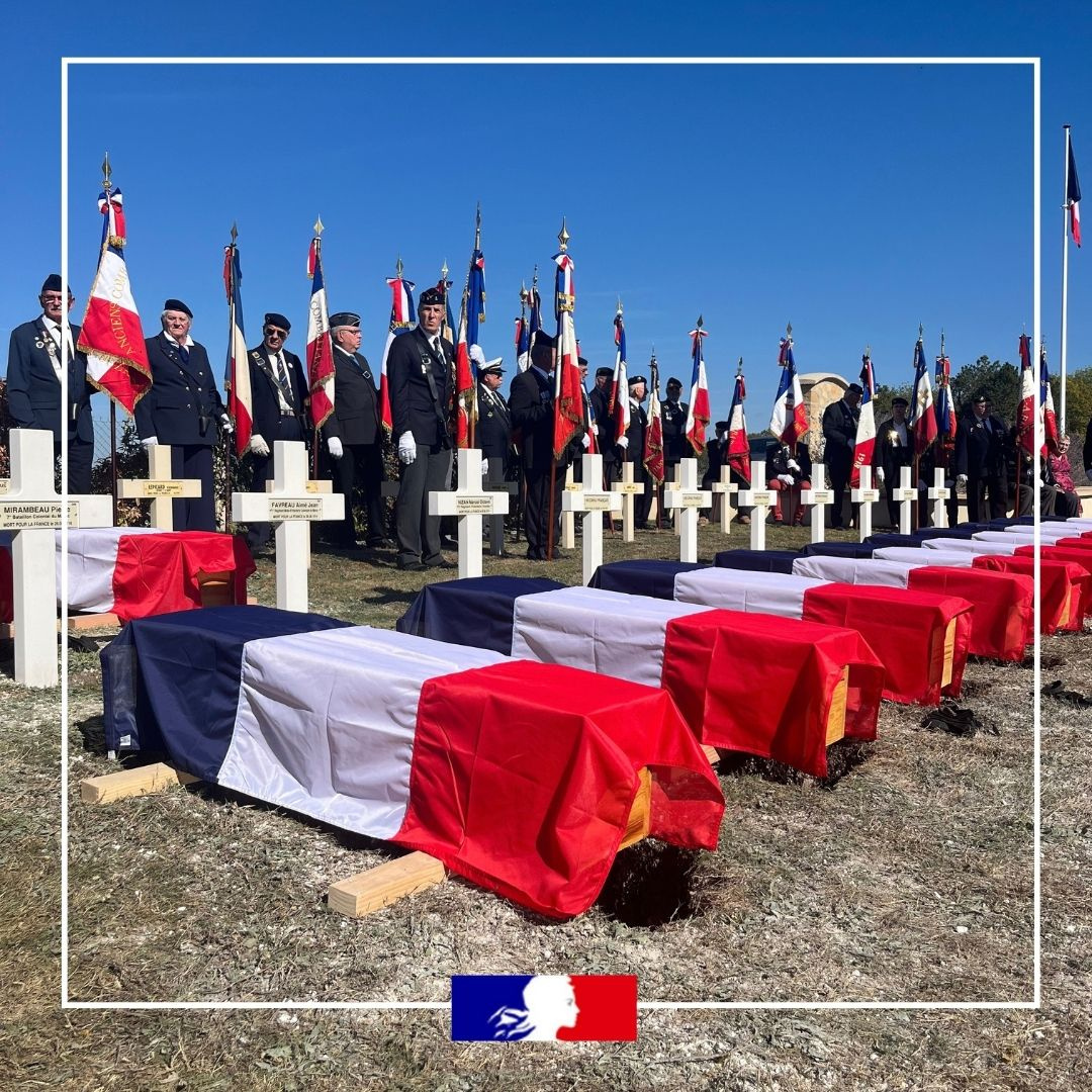 Prefet08's tweet photo. 🇫🇷 #DevoirDeMémoire | Ce lundi 5 octobre 2026, Christian CHASSAING, préfet des Ardennes, a présidé la cérémonie d'inhumation de 12 Poilus du 9e bataillon d'infanterie coloniale du Maroc, à la nécropole nationale de Rethel. 
Ces soldats avaient été découverts au Châtelet-sur-Retourne par le service archéologique des Ardennes.
🕊️ Qui étaient-ils ?
Le 1er septembre 1914, alors que les troupes ennemies progressaient, ces hommes ont combattu à Rethel pour défendre le sol national. Ils y ont perdu la vie.
🤝 112 ans après, la Nation leur rend hommage.
Ils reposent désormais dans la sépulture qui leur est due, au sein de la nécropole nationale de Rethel.
📍 Un devoir de mémoire accompli : honorer celles et ceux qui sont tombés sous l'uniforme français.
Leur sacrifice ne doit jamais être oublié.
#cérémonie                                                                                                                                                     
@onacvg
@interieur_gouv
@3eRG_Officiel
@Armees.Gouv
@VILLEdeRETHEL