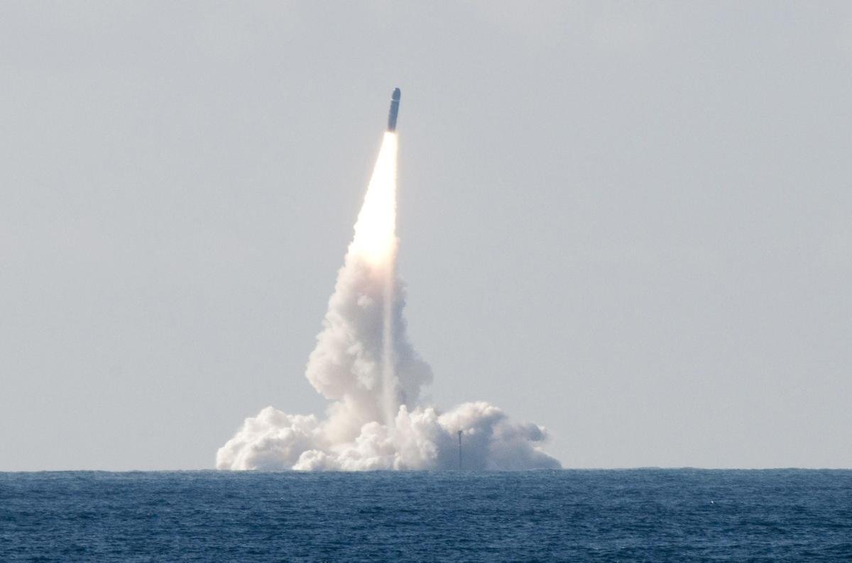 CerfiaFR's tweet photo. 🇫🇷🚀 FLASH | La France a procédé au tir d’un missile balistique stratégique depuis un sous-marin nucléaire, sous les yeux d’Emmanuel Macron.

Le missile, tiré SANS charge nucléaire, est retombé dans le nord de l’océan Atlantique, à plusieurs centaines de kilomètres de toute côte. https://t.co/WU1f1e0wxU