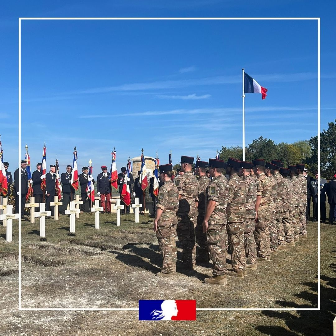 Prefet08's tweet photo. 🇫🇷 #DevoirDeMémoire | Ce lundi 5 octobre 2026, Christian CHASSAING, préfet des Ardennes, a présidé la cérémonie d'inhumation de 12 Poilus du 9e bataillon d'infanterie coloniale du Maroc, à la nécropole nationale de Rethel. 
Ces soldats avaient été découverts au Châtelet-sur-Retourne par le service archéologique des Ardennes.
🕊️ Qui étaient-ils ?
Le 1er septembre 1914, alors que les troupes ennemies progressaient, ces hommes ont combattu à Rethel pour défendre le sol national. Ils y ont perdu la vie.
🤝 112 ans après, la Nation leur rend hommage.
Ils reposent désormais dans la sépulture qui leur est due, au sein de la nécropole nationale de Rethel.
📍 Un devoir de mémoire accompli : honorer celles et ceux qui sont tombés sous l'uniforme français.
Leur sacrifice ne doit jamais être oublié.
#cérémonie                                                                                                                                                     
@onacvg
@interieur_gouv
@3eRG_Officiel
@Armees.Gouv
@VILLEdeRETHEL