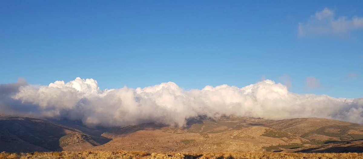 japtapias's tweet photo. Desde estas alturas se ven venir las nubes que presagian agua intensa. No sabemos que nos caerá, si chuzos de punta o una suave lluvia que empape los campos... Algo así como puede pasar el 29 de noviembre, aunque en ese caso no depende del cielo. Y las izquierdas lo saben. https://t.co/PTsgTnmN96