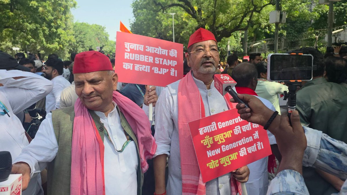 apkavirendra's tweet photo. अपने राष्ट्रीय अध्यक्ष जी के आवाहन पर जनता के वोट चोरी जैसे मुद्दे पर सदन से इलेक्शन कमिशन तक मार्च में शामिल हुए! कल 7 अक्टूबर को चंदौली जनपद में जिलाधिकारी को ज्ञापन देने हेतु 10:30 बजे चंदौली पहुंचूंगा!! https://t.co/K2vzrhUnZE
