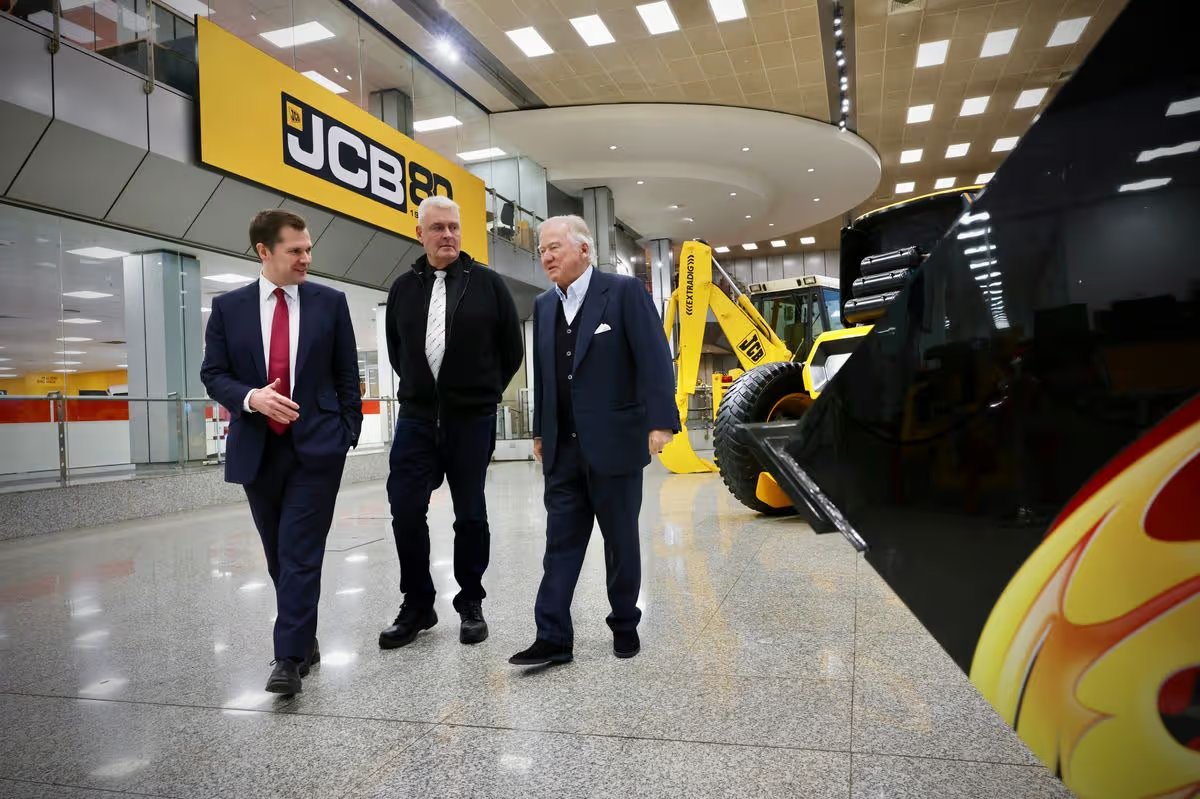 AxoAndy's tweet photo. Reform UK's Robert Jenrick wants you to believe that someone stealing a drink from Greggs is the biggest problem.

Whilst he and Lee Anderson entertain their donor Lord Bamford who owes £500million in tax after hiding his money offshore. https://t.co/m7t0yV9zDM
