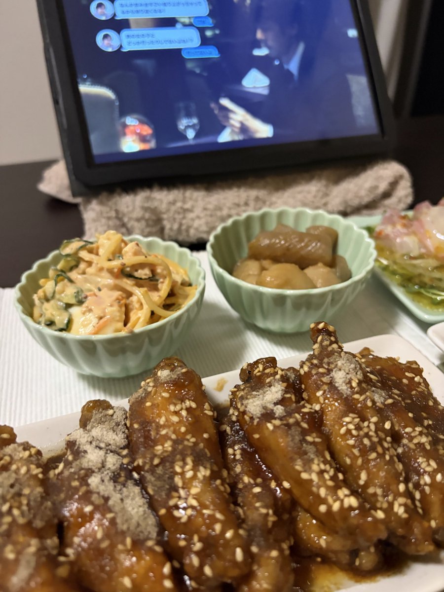 tomkun1728846's tweet photo. 今宵のメニュー
手羽中甘辛揚げ
ハマチの刺身
鯛のカルパッチョ
パスタサラダ
里芋と蒟蒻の甘辛煮

何かまとまりのないメニュー
まー誰に食わせるワケや
ないからええか🧐 https://t.co/p3h8g6iFdC