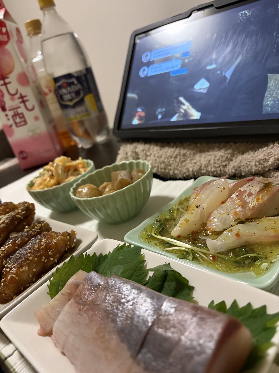 tomkun1728846's tweet photo. 今宵のメニュー
手羽中甘辛揚げ
ハマチの刺身
鯛のカルパッチョ
パスタサラダ
里芋と蒟蒻の甘辛煮

何かまとまりのないメニュー
まー誰に食わせるワケや
ないからええか🧐 https://t.co/p3h8g6iFdC